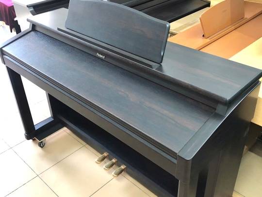Đàn piano Roland KR-570
