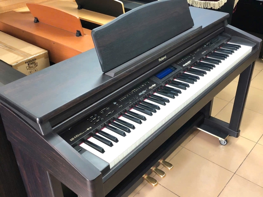 Đàn piano Roland KR-570