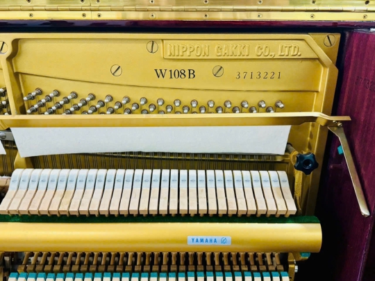 Đàn Piano cơ Yamaha W108B
