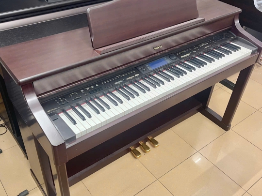 Piano Roland KR-575