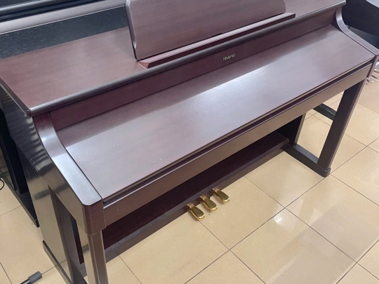 Piano Roland KR-575
